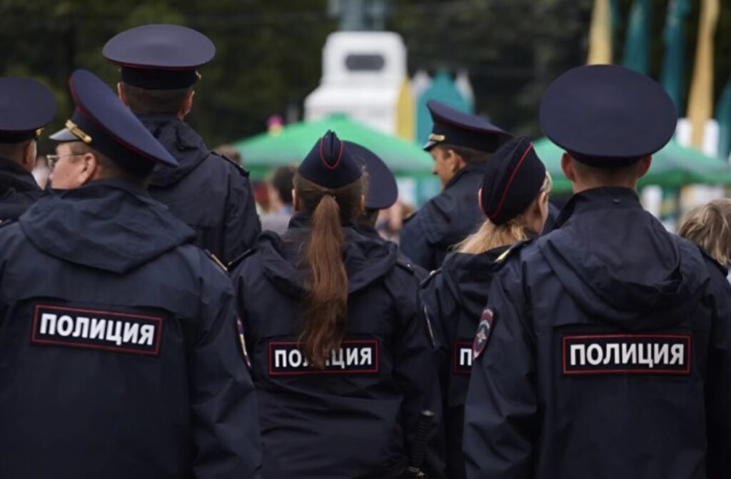 С колегата бяхме на работа в един от кварталите на града, когато едно момиченце се затича към мен и ми подаде лист хартия.