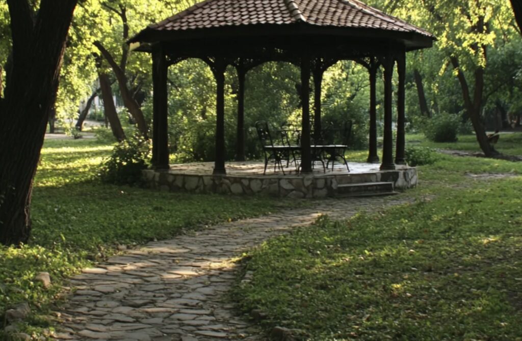 Никой не се появява на рождения ден на старата жена, освен куриер с торта, на която пише „Знаем какво направи“ – Историята на деня