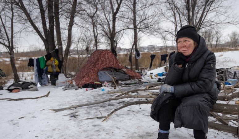 Баща на четири деца, който живее в палатка, дава последните си 2 долара на непознат на бензиностанция и на следващия ден става собственик на голяма компания.