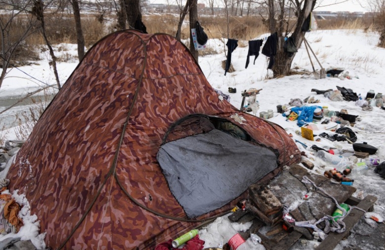 Баща на четири деца, който живее в палатка, дава последните си 2 долара на непознат на бензиностанция и на следващия ден става собственик на голяма компания.