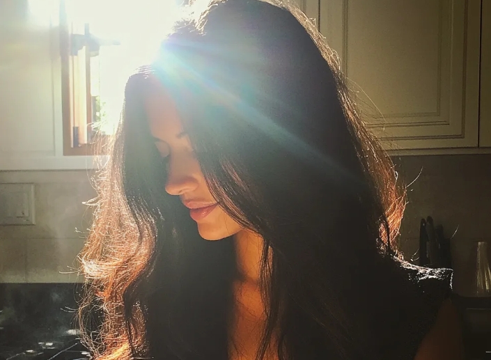 Лейди вижда дъщеря си и зет си, които „трагично загинаха“ преди 5 години, и ги следва – История на деня.