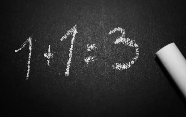 Работех като прислужница на богат мъж, но когато той видя родилното ми петно, животът ми се превърна в кошмар.