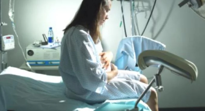 Когато Елена беше в болницата и се подготвяше за раждането на първото си дете от Майкъл, тя беше само с майка си. Майкъл просто изчезна.