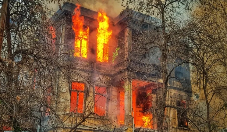 Никой не знаеше, че възрастна жена живее в колата си с години, докато съсед не разбира.