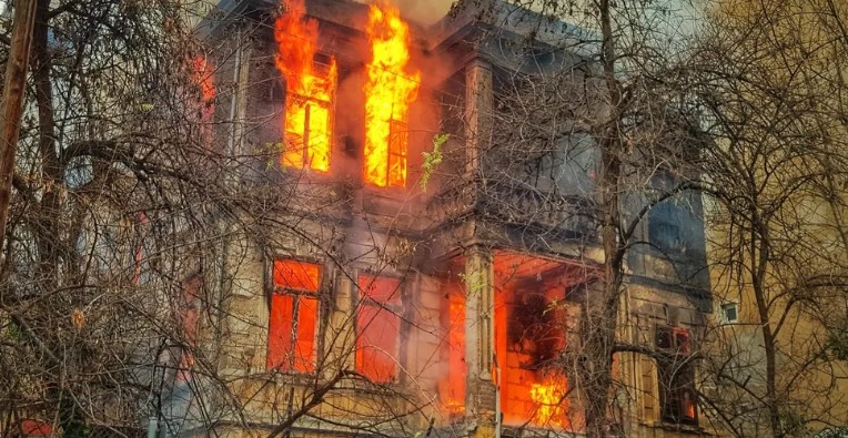 Никой не знаеше, че възрастна жена живее от години в колата си, докато един съсед не разбра — Историята на деня.