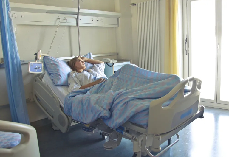 Мъж се подиграва на жена си, че е безработна – докато тя не го напуска и не взема всичко със себе си.