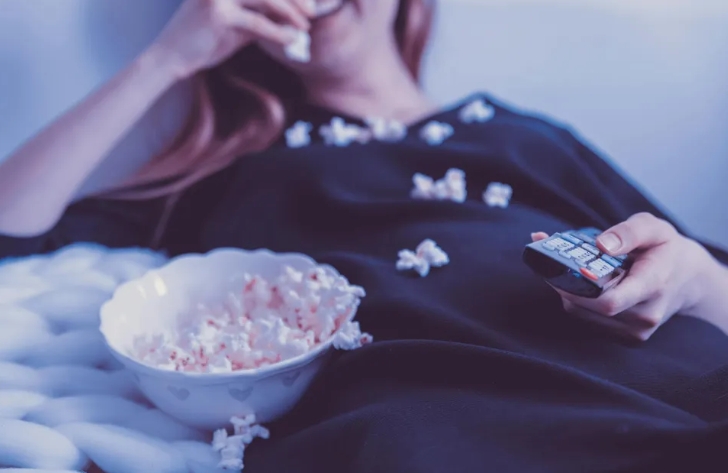 Снаха ми изяде храната на децата ми, гледаше Netflix по цял ден и излъга, че е бременна – използвах лъжата ѝ, за да я изгоня от дома си.