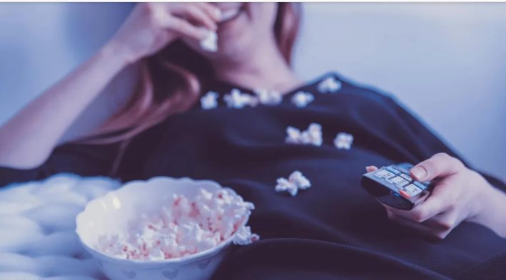 Моята зълва изяде храната на децата ми, гледаше Netflix по цял ден и излъга, че е бременна – използвах лъжата ѝ, за да я изгоня от дома си.