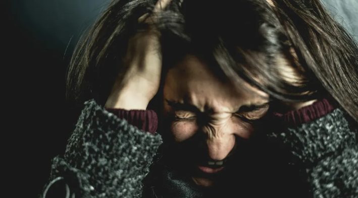 Моята зълва изяде храната на децата ми, гледаше Netflix по цял ден и излъга, че е бременна – използвах лъжата ѝ, за да я изгоня от дома си.