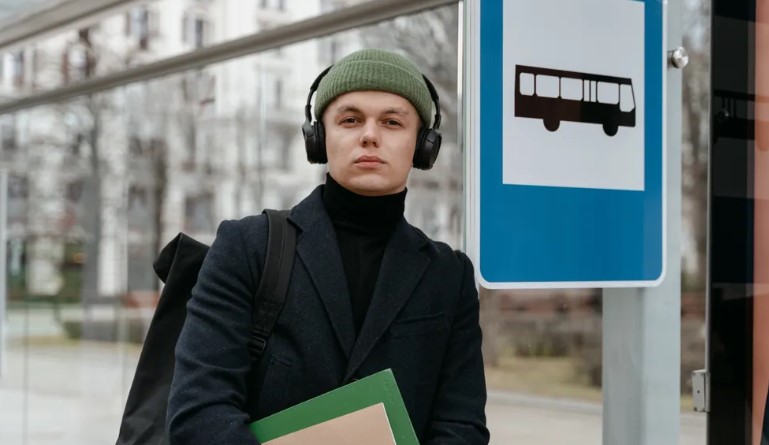 Възрастна двойка харчи последните си спестявания за образованието на внука си, а той не ги кани на дипломирането си – Историята на деня
