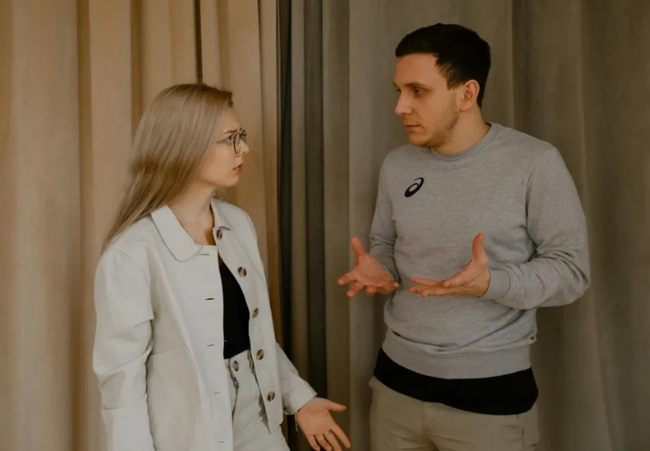 Върнах се от пътуването си с един ден по-рано и открих, че домът ни е обявен за продажба, затова изиграх ролята, за да разкрия тайната на съпруга ми