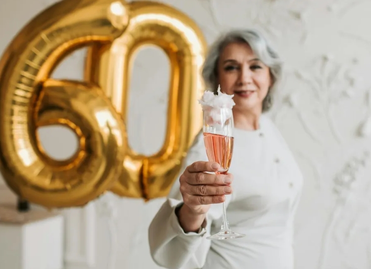 На 60-ия си рожден ден свекървата ми настани дъщеря ми в пералното, далеч от другите деца – след което шокира всички с „обявата“ си.