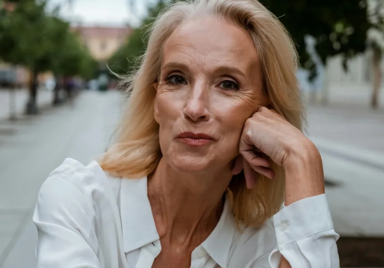 Новата ми снаха засрами внучката ми за „евтин“ подарък – тя не очакваше „изненадата“, която бях подготвила за нея