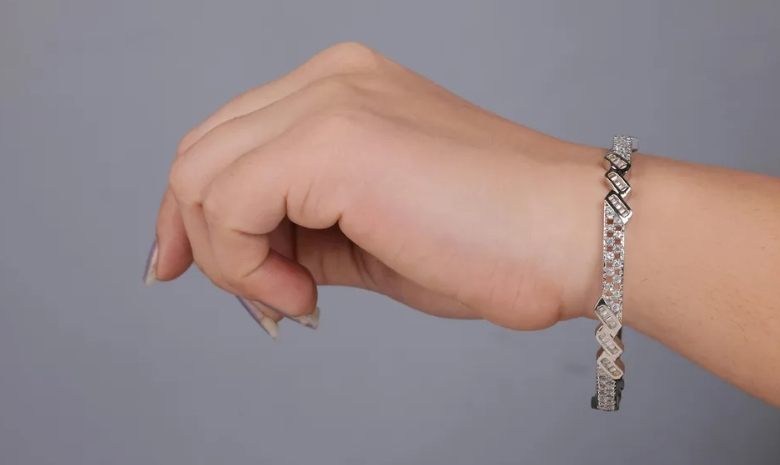 Моята тъща изхвърли дрехите на покойния ми син в контейнера, но аз разкрих още по-лоша нейна тайна пред всички.