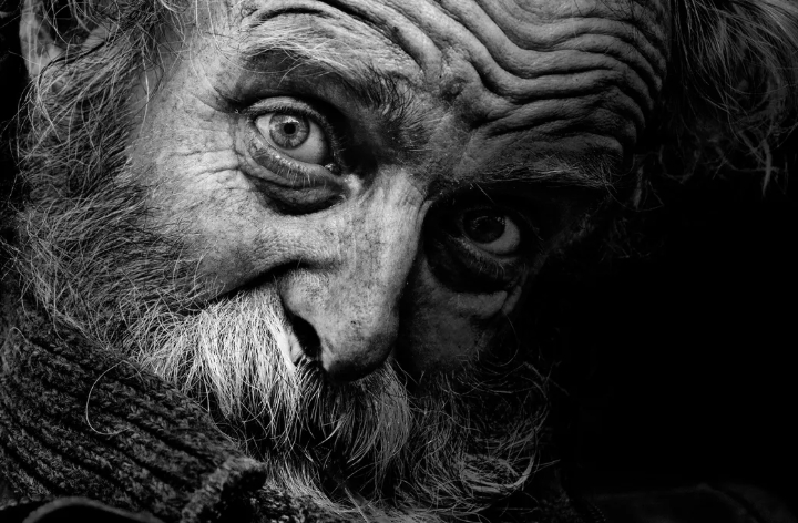 Купих храна на един беден старец – но няколко месеца след смъртта му за мен пристигна прашна кутия, която му принадлежеше