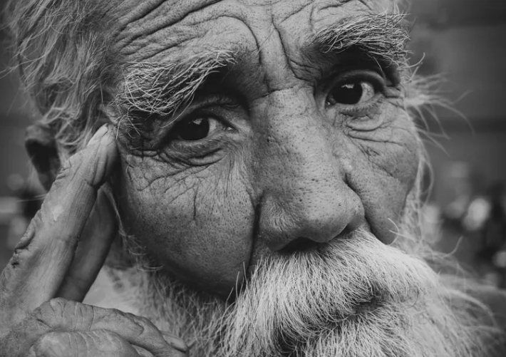 Купих храна на един беден старец – но няколко месеца след смъртта му за мен пристигна прашна кутия, която му принадлежеше