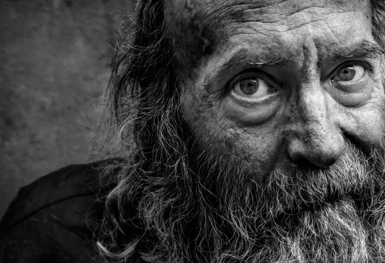 Купих храна на един беден старец – но няколко месеца след смъртта му за мен пристигна прашна кутия, която му принадлежеше