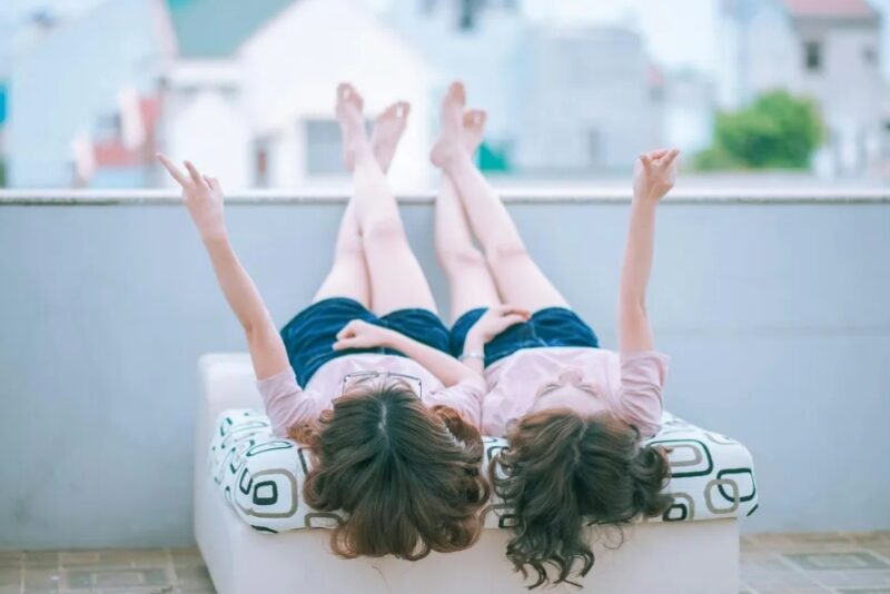 “Je neemt te veel ruimte in”: mijn stiefmoeder zette mijn kleine zus uit het huis dat ze had geërfd – dus zorgde ik ervoor dat ze de gevolgen onder ogen moest zien