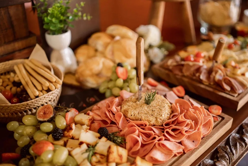 Сестра ми насрочи сватбата си за ден след моята, а родителите ни решиха да отидат на нейната – но кармата имаше други планове.