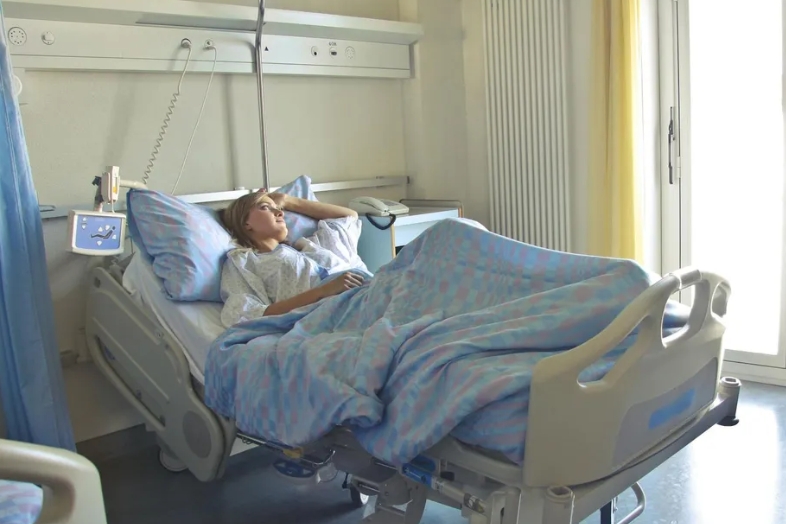 Съпругът ми и свекърва ми събраха вещите ми, докато бях в болницата, и ме изгониха, когато се върнах – Толкова грешаха