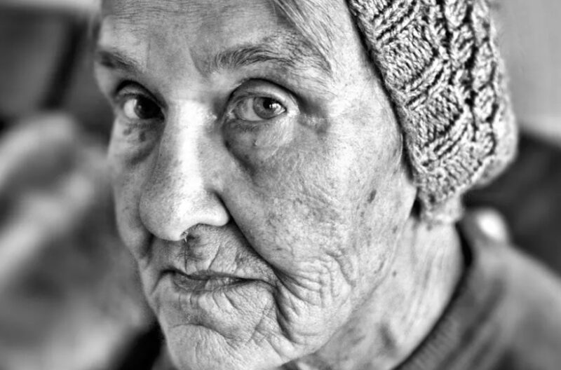 Живях в приют, след като снаха ми ме изгони, когато синът ми почина – но тя нямаше представа за неговата тайна