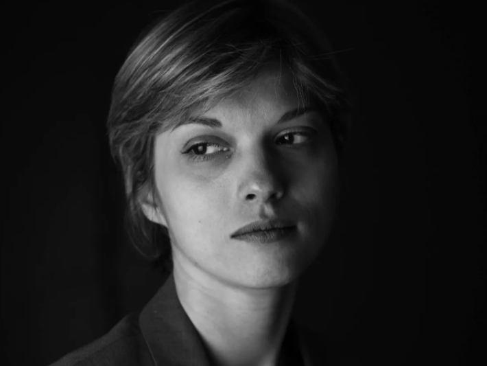Млада девойка планира идеалната сватба, но само една фраза от баба ѝ съсипва всичко.