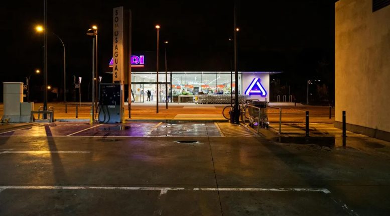 Взех майка си на бала, защото беше пропуснала моето възпитание, доведрената ми сестра я унижи, затова ѝ дадох урок, който никога няма да забрави.
