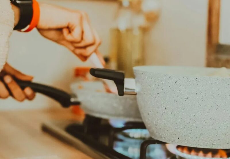 В продължение на 8 години се грижих за парализирания си съпруг – Когато най-накрая успя да проходи, ми даде документите за развод.