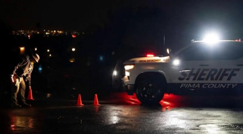 Наскоро възстановени кадри показват маскирана и въоръжена фигура пред вратата на Нанси Гътри — властите се надяват някой да разпознае заподозрения