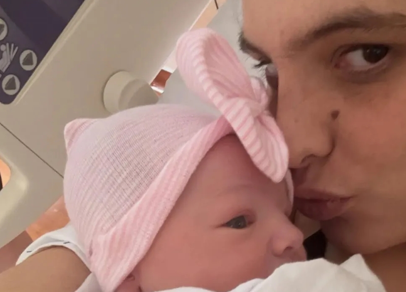 Леле Понс показа лицето на дъщеря си за първи път: Копие на баща ѝ и цветът на очите ѝ, който развълнува феновете