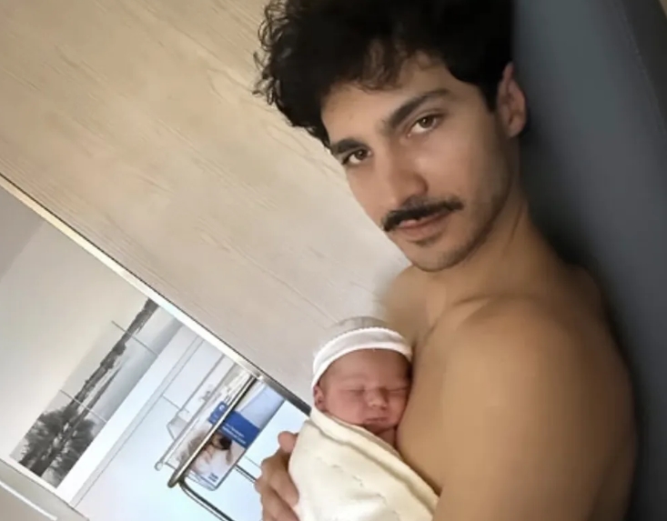 Úrsula Corberó сподели първите снимки на сина си Данте заедно с Чино Дарин.
