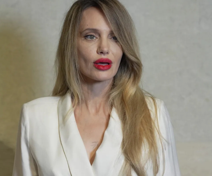 Анджелина Джоли, на 50 години, предизвиква вълнение със смелия си червен грим и бяла рокля на събитие на „Tom Ford“ в Китай