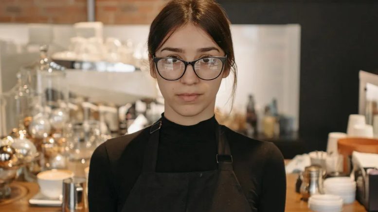 Изгониха мен и малката ми внучка от кафенето, право в дъжда — но тогава справедливостта влезе.