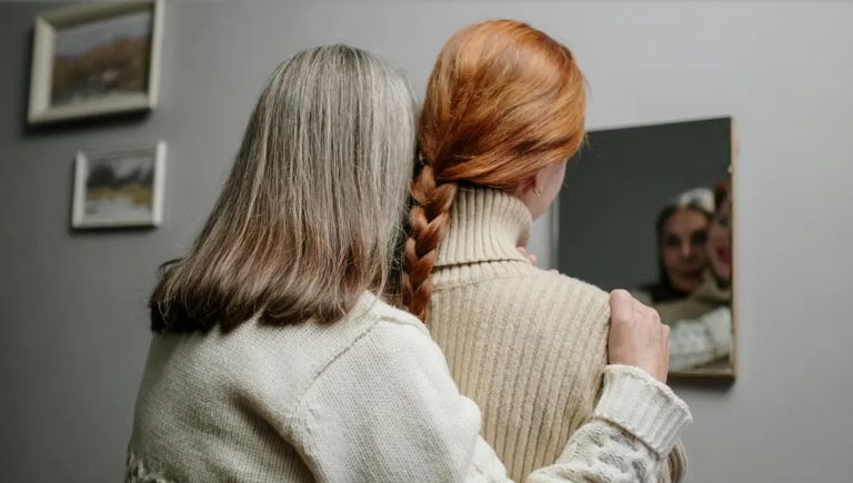 Омъжих се на 72 за вдовец — но по време на сватбата дъщеря му ме отведе настрани и каза: „Той не е този, за когото се представя.“