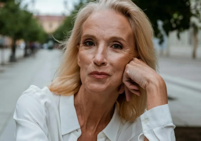 Свекърва ми помоли жените от семейството си да облекат бяло на сватбата ми — Тя очакваше да се сринa, но речта ми остави всички без думи