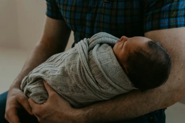 Нашата сурогатна майка роди нашето бебе – Когато съпругът ми го изкъпа за първи път, извика: „Не можем да задържим това дете!“