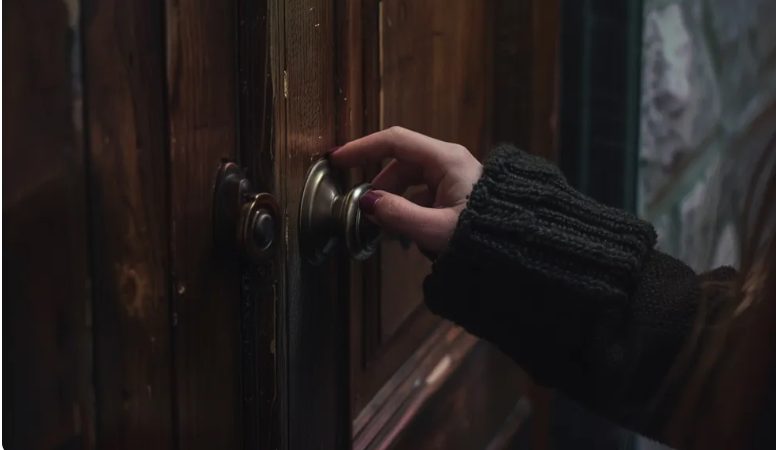 Моят 6-годишен син даде всичките си спестявания, за да помогне на възрастната ни съседка – а на следващата сутрин дворът ни беше пълен с касички и навсякъде имаше полицейски коли.