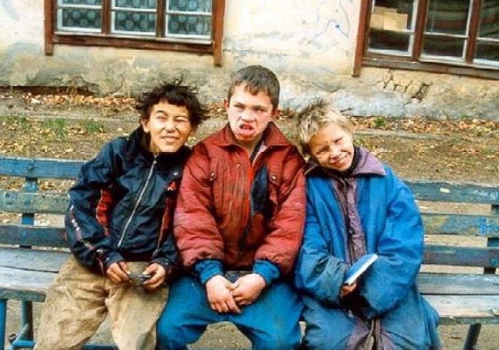 Тихата доброта на училищния портиер промени животи – години по-късно 5 черни SUV-та паркираха до неговия трейлър