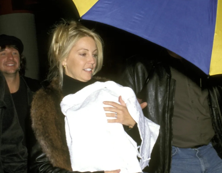 Дъщерята на Heather Locklear, Ava, се омъжи с впечатляваща рокля и предизвика реакции заради смелия си избор