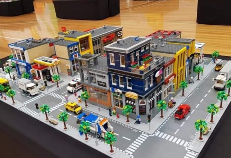 Дъщеря ми продаде колекцията си от Lego за 112 долара, за да купи очила на своя приятелка, защото нейните бяха счупени и държани заедно с тиксо – Това, което се случи на следващия ден, ме разплака.