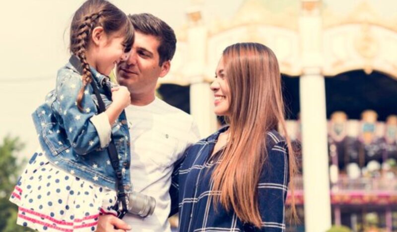 Със съпруга ми заведохме дъщеря ни на мечтаното от нея пътуване – в последния ни ден управителят ме спря и прошепна: „Има нещо за това пътуване, което съпругът ви никога не ви е казвал“