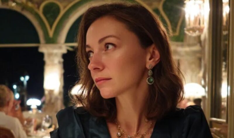 Съпругът ми стоеше с млада жена в хотела — когато разбрах коя е тя, останах без думи