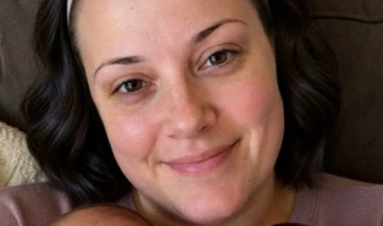 Съпругът ми замина на почивка само няколко дни преди планираното ми секцио с близнаците – когато се върна, коленете му затреперих