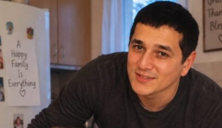 Ένας εντελώς άγνωστος άντρας μου ζήτησε να προσποιηθώ ότι κοιμάμαι στον ώμο του κατά τη διάρκεια μιας πτήσης… Όταν όμως προσγειωθήκαμε, ανακάλυψα ότι ήταν ένας πανίσχυρος δισεκατομμυριούχος — και ο πρώην σύζυγός μου ήδη με έψαχνε.