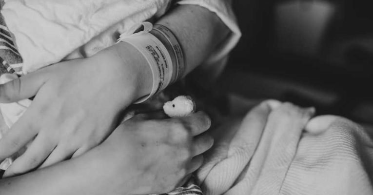 „Готова ли сте да гушнете бебето си?“ Тя поема дълбоко въздух и сяда колкото може по-изправена. „Много сме внимателни.“ Фотографка, която снима при загуба на бебе, напомня на скърбящите родители: „Този малък живот имаше значение“