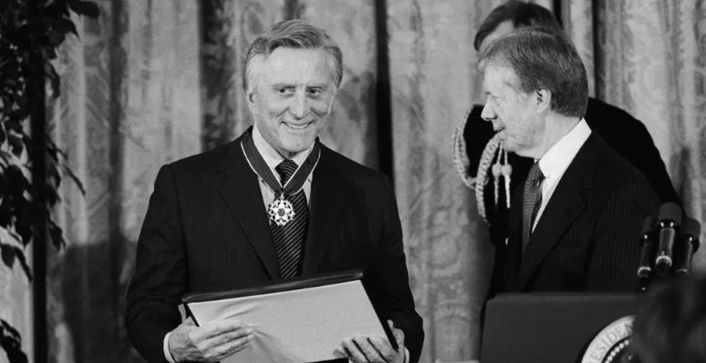 Разкриха неочаквания подарък за Катрин Зита-Джоунс от завещанието на Кърк Дъглас – и той е дело на известен творец