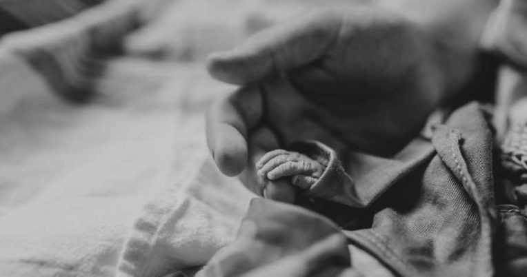 „Готова ли сте да гушнете бебето си?“ Тя поема дълбоко въздух и сяда колкото може по-изправена. „Много сме внимателни.“ Фотографка, която снима при загуба на бебе, напомня на скърбящите родители: „Този малък живот имаше значение“