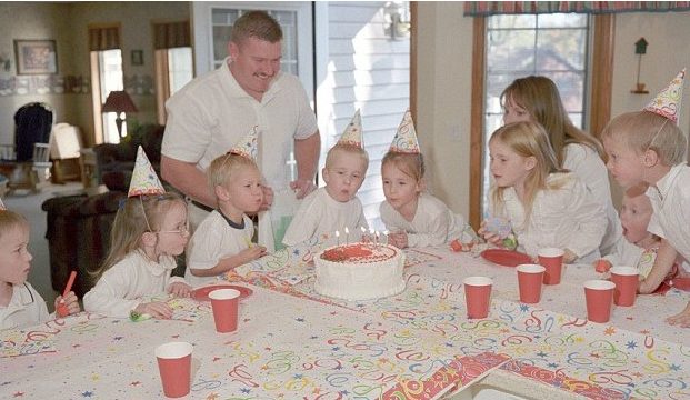 Жена роди 7 бебета наведнъж: Ето как изглеждат 25 години по-късно