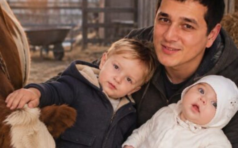 Всяка сутрин Майкъл ставаше в 4:30, за да нахрани трите си деца — докато една ръждясала кутия в стар обор не разкри какво баща му е крил в продължение на 15 години 😱
